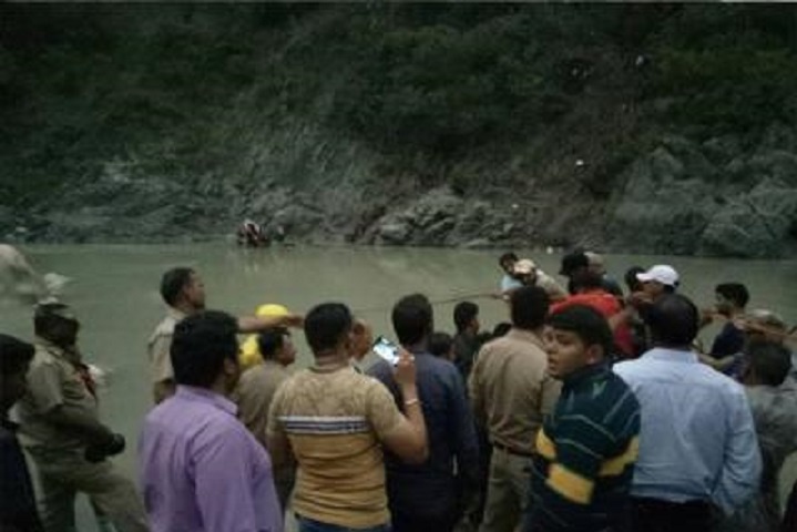 В Індії автобус із паломниками впав у річку: щонайменше 21 загиблий
