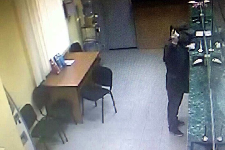 У центрі Києва чоловік зі зброєю пограбував банк