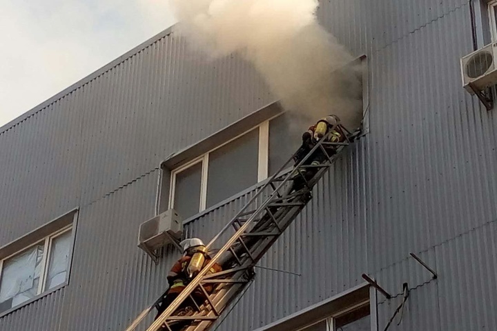 На складах у Дарницькому районі столиці масштабна пожежа