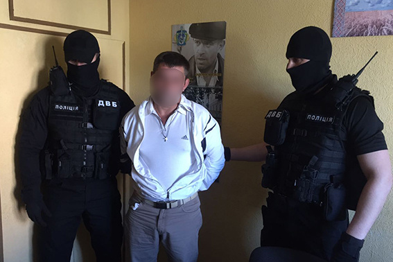 У Полтаві двох чоловіків затримали за спробу підкупити поліцейського