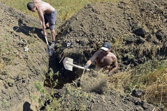 Бойовиків на Донбасі примушують цілодобово рити окопи на передовій