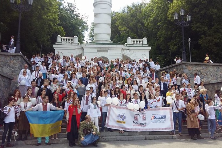 У Києві сотні людей вийшли на Мегамарш вишиванок
