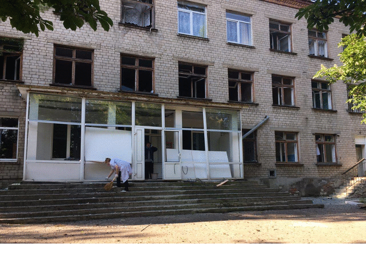 Бойовики обстріляли Красногорівку: пошкоджені лікарня та школа