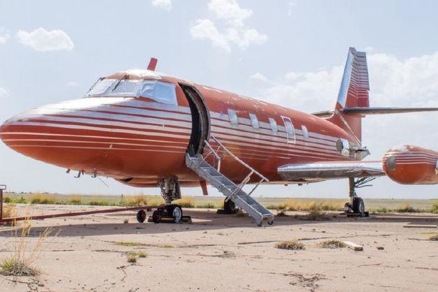 Позолота і червоний оксамит. Особистий літак Елвіса Преслі продано у США
