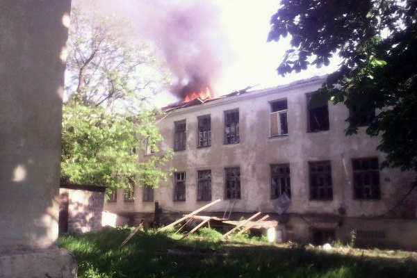 Пожежі у Красногорівці ліквідовані. Через обстріл постраждали троє людей