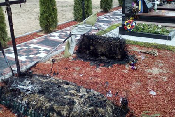 В Ірпені вандали спалили могили бійців АТО