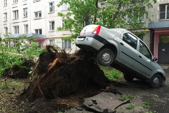 Кількість постраждалих внаслідок урагану в Москві перевищила 100 осіб