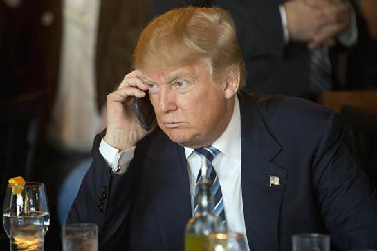 Трамп роздає свій номер мобільного світовим лідерам і просить зв'язуватися напряму