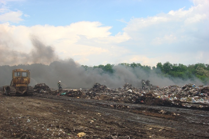 На Полтавщині другий день горить сміттєзвалище (фото)