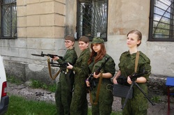 Вчать вбивати з дитинства. Бойовики «ДНР» зігнали школярів на «військові збори»