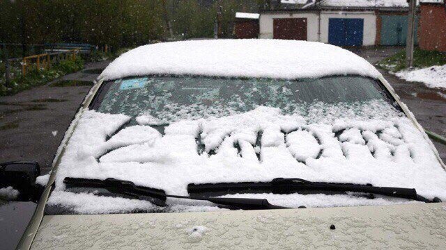 У Москві випав червневий мокрий сніг