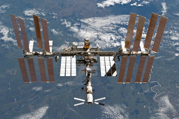 Двоє космонавтів з Франції та Росії повернулися на Землю після піврічної місії на МКС
