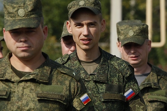 Російським військовим на Донбасі заборонили носити шеврони 