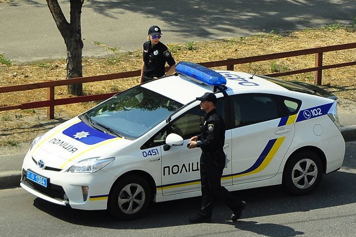 Двоє харків’ян побили патрульного та спробували викрасти поліцейську автівку
