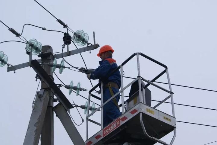 Ремонтники приступили до відновлення електромережі біля Авдіївки 