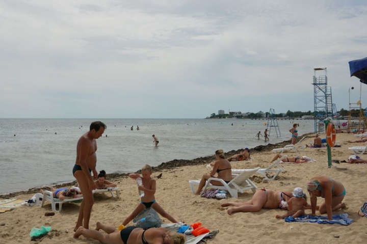 Курортний сезон у розпалі: дозвіл від СЕС мають лише 52 пляжі на весь окупований Крим