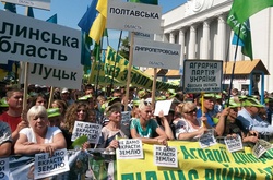 Аграрії привезли до Києва 3 млн підписів проти «дикого» ринку землі