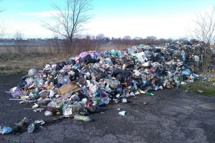 Посеред поля у Київській області виявили 60 тонн львівського сміття