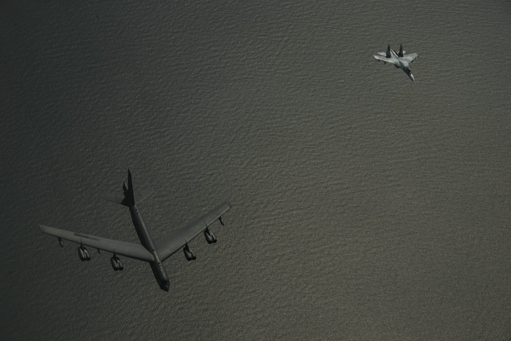 Опубліковано фотографії перехоплення американських літаків російським винищувачем
