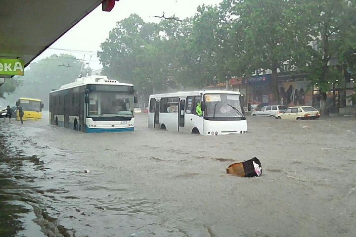 В окупованому Сімферополі через зливу стався потоп. Фото та відео наслідків стихії