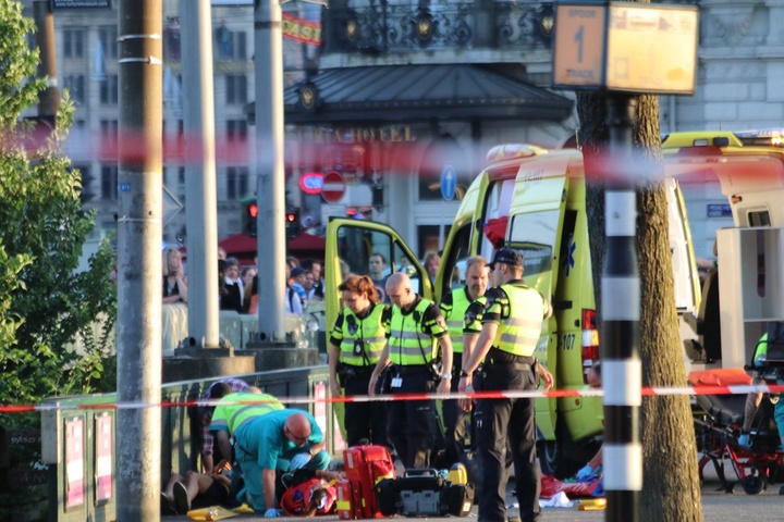 В Амстердамі автівка в'їхала у натовп людей: є поранені