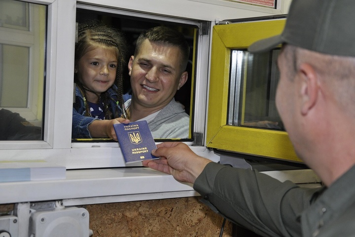 Прикордонники перерахували українців, що поїхали до Європи у перші години безвізу