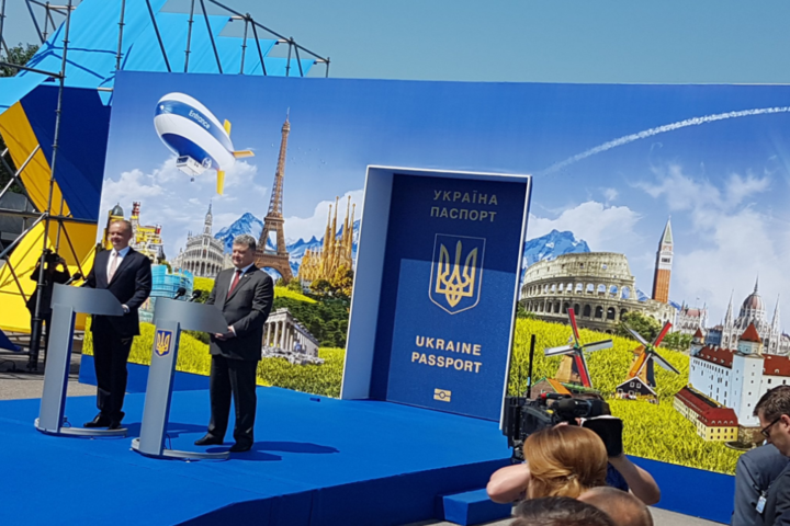 Порошенко відкрив символічні двері до ЄС на українсько-словацькому кордоні