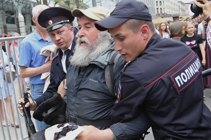 День Росії: у Санкт-Петербурзі затримано близько 300 активістів, у Москві застосували сльозогінний газ
