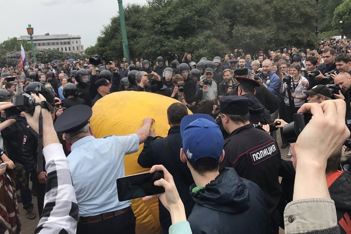 На мітингах у Росії затримали вже більше 700 людей і одну гумову качку 