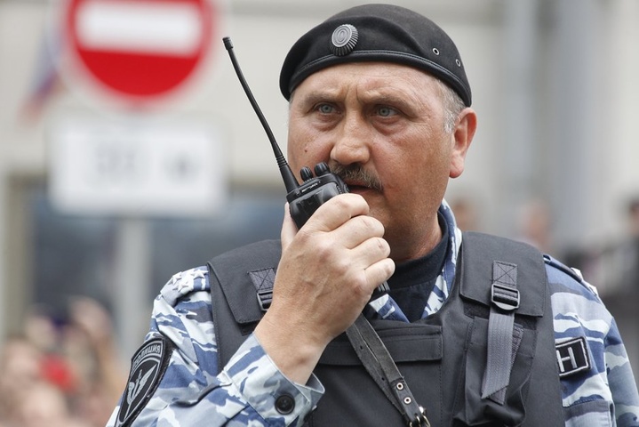 Екс-командир «Беркуту» Кусюк, якого Україна розшукує за вбивство, вже розганяє мітинги в Росії. Фото