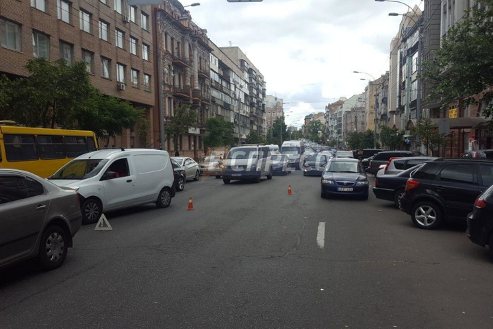 У центрі Києва таксі протаранило два автомобілі (фото)