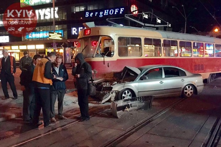 ЗМІ: за кермом автомобіля, який влетів у столичний трамвай, перебував нардеп Барна