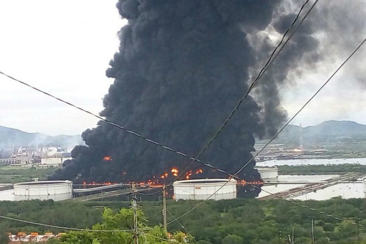 На півдні Мексики загорівся нафтопереробний завод, дев'ять працівників поранено