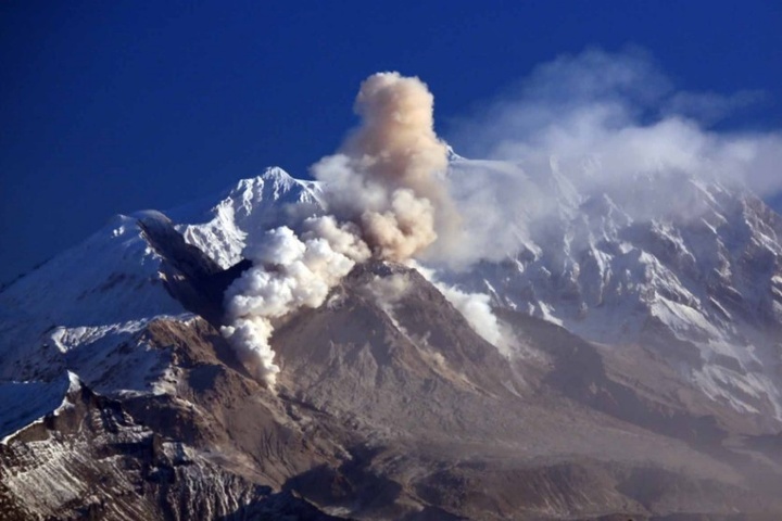 На Камчатці вулкан засипає селище попелом 
