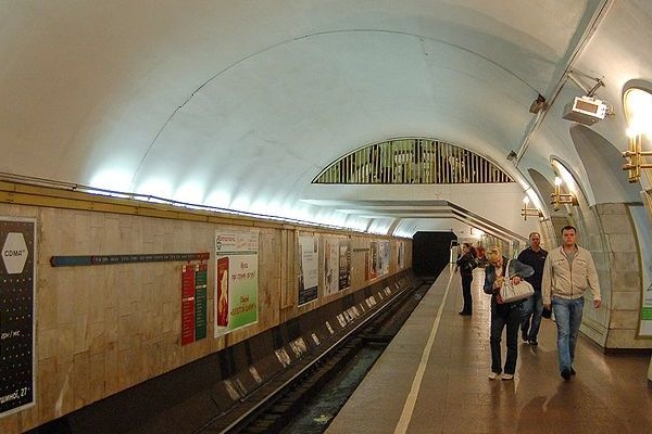 На столичній станції метро «Льва Толстого» жінка потрапила під потяг