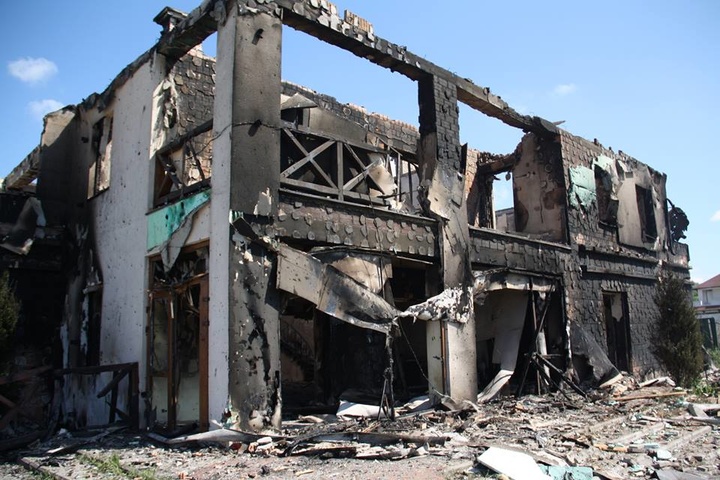 Окупанти обстріляли селище Бердянське, загорівся житловий будинок