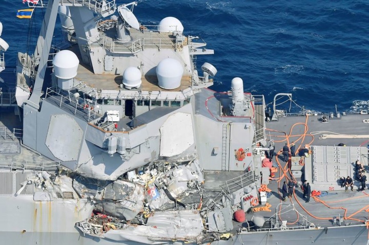 Біля узбережжя Японії тривають пошуки семи зниклих американських моряків