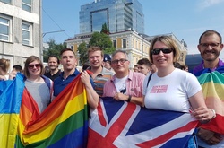 Посол Джудіт Гофф (в окулярах) на Марші рівності у Києві у 2017 році