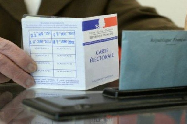 Вибори у Франції: після підрахунку 56% бюлетенів впевнено лідирує президентська партія