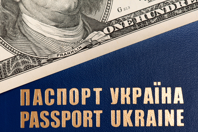 На окупованому Донбасі стрімко зріс попит на українські закордонні паспорти