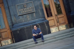 Олег Березюк голодує під вікнами президента