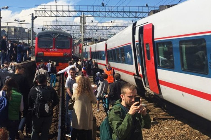 У Москві зіткнулися електричка та пасажирський потяг: опубліковано фото