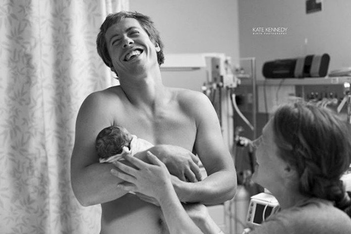 Зворушливі та емоційні фото чоловіків, які побачили народження своїх дітей
