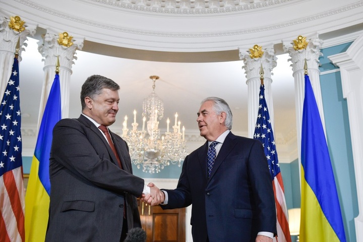 Порошенко і Тіллерсон обговорили шляхи надання оборонної зброї для України