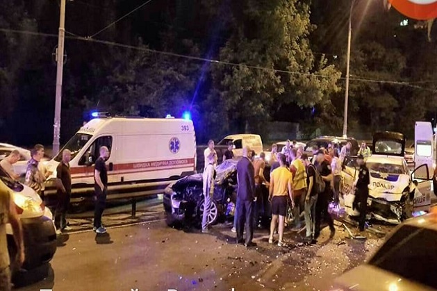 Масштабна ДТП у Києві: водій на швидкості врізався в машину поліції, є постраждалі