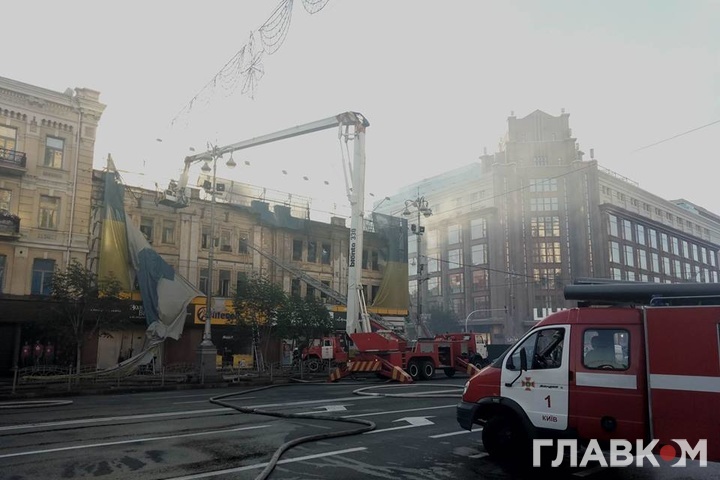 Пожежа на Хрещатику: рятувальники розбирають та поливають горілі конструкції