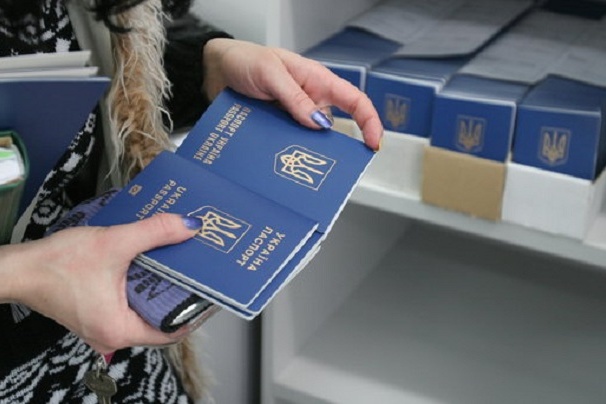 Понад половину українців не мають закордонних паспортів, - опитування