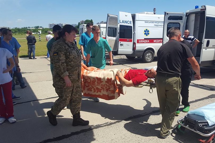 В Одесу прибув літак із 22 пораненими бійцями на борту