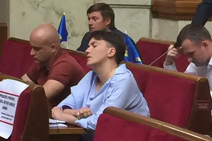 Нардепи-чоловіки перейнялися станом Надії Савченко на сьогоднішньому засіданні Ради (ФОТО)
