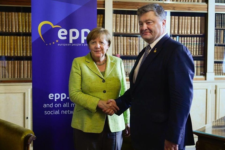 Порошенко зустрічається з Меркель у Брюсселі